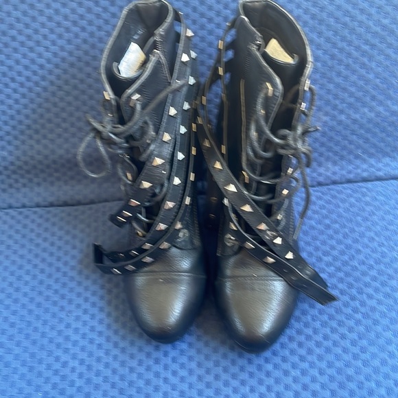 Size 8 Milwaukee leather studded side zip pumps - Picture 3 of 5